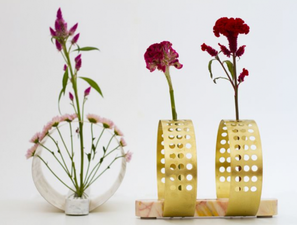 Vas bunga dengan motif etnik yang menarik